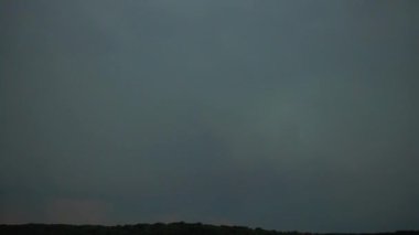 Gökgürültüsü bulutlarının arkaplanındaki şimşek.