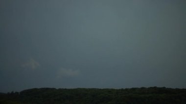 Gökgürültüsü bulutlarının arkaplanındaki şimşek.