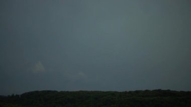 Gökgürültüsü bulutlarının arkaplanındaki şimşek.