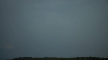 Gökgürültüsü bulutlarının arkaplanındaki şimşek.