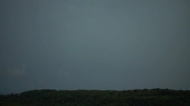 Gökgürültüsü bulutlarının arkaplanındaki şimşek.