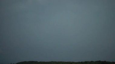 Gökgürültüsü bulutlarının arkaplanındaki şimşek.