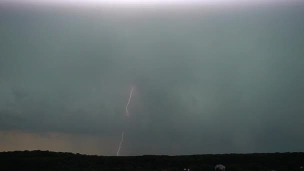 Blitz Auf Dem Hintergrund Von Gewitterwolken — Stockvideo