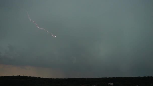 Blitz Auf Dem Hintergrund Von Gewitterwolken — Stockvideo