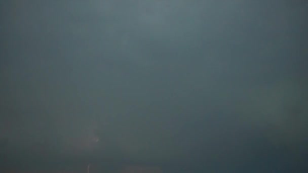 Gökgürültüsü Bulutlarının Arkaplanındaki Şimşek — Stok video