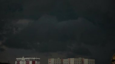 Gökgürültüsü bulutlarının arkaplanındaki şimşek.