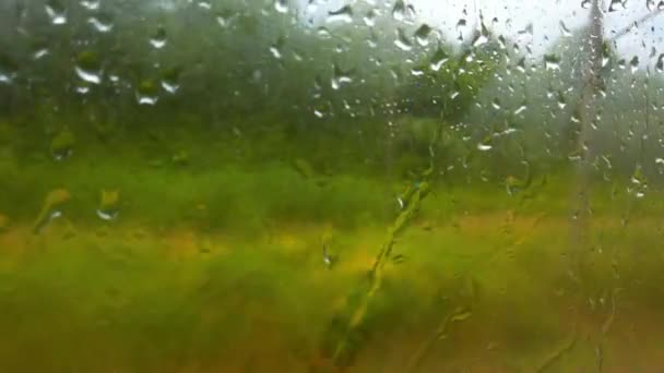 Een Landelijk Landschap Neerschieten Door Het Natte Glas Van Een — Stockvideo