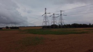 Elektrik hatları. Kırsal alan. Tarım alanları. Ukrayna.