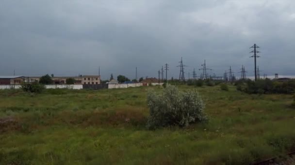 Elektrik Hatları Kırsal Alan Hareket Halinde Çekim — Stok video