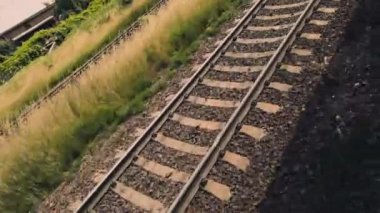 Demiryolu pisti. Demiryolu ve yataklı vagonlar.