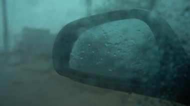 Fırtına, fırtına ve yağmur. Arabanın camından ateş ediliyor..