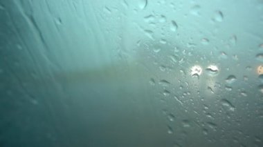 Fırtına, fırtına ve yağmur. Arabanın camından ateş ediliyor..