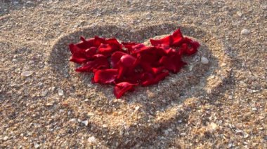 Kumda bir kalbin çiziminde gül yaprakları.