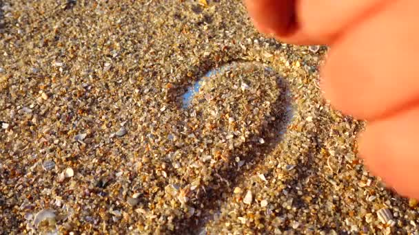 Menggambar Hati Pasir Dengan Latar Belakang Langit — Stok Video