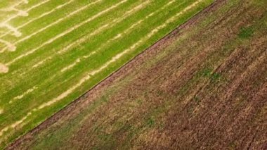 Kırsal tarım arazisinin üzerinde uçan bir dron görüntüsü.