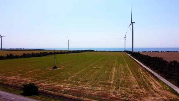 Luchtdrone Uitzicht Een Vliegende Windturbine Landbouwvelden Windmolen Windmolenpark Zee Aan — Stockvideo