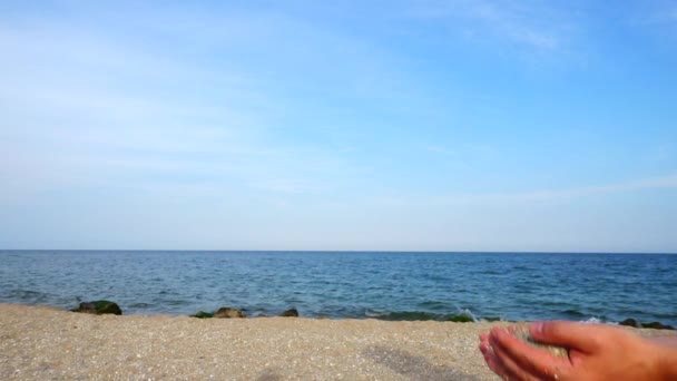 Человек Бросает Песок Фоне Неба Моря Медленное Движение — стоковое видео