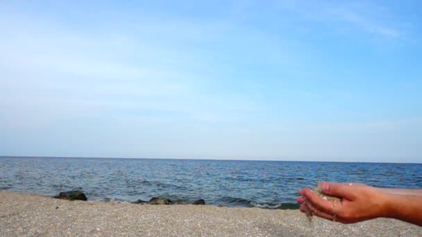 Hombre Arroja Arena Contra Fondo Del Cielo Mar Movimiento Lento — Vídeos de Stock