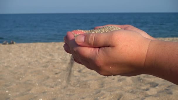 Песок Падает Женской Руки Фоне Моря — стоковое видео