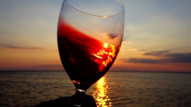 Wein Glas Vor Dem Hintergrund Des Sonnenuntergangs Über Dem Meer — Stockvideo