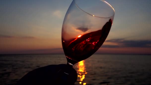 Vin Dans Verre Sur Fond Coucher Soleil Sur Mer Mouvement — Video