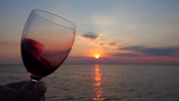 Вино Стакане Фоне Заката Над Морем Медленное Движение — стоковое видео