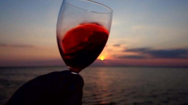 Vin Dans Verre Sur Fond Coucher Soleil Sur Mer Mouvement — Video