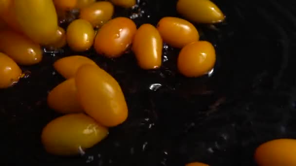 Caída Tomate Amarillo Cereza Agua Lavando Tomates Sobre Fondo Negro — Vídeo de stock