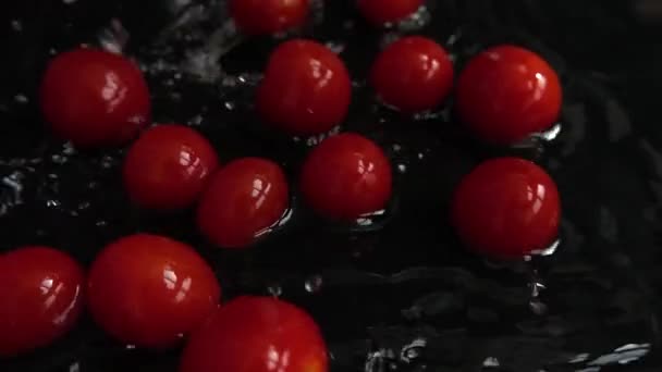 Πέφτουν Κόκκινα Ντοματίνια Στο Νερό Πλένω Ντομάτες Μαύρο Φόντο Αργή — Αρχείο Βίντεο