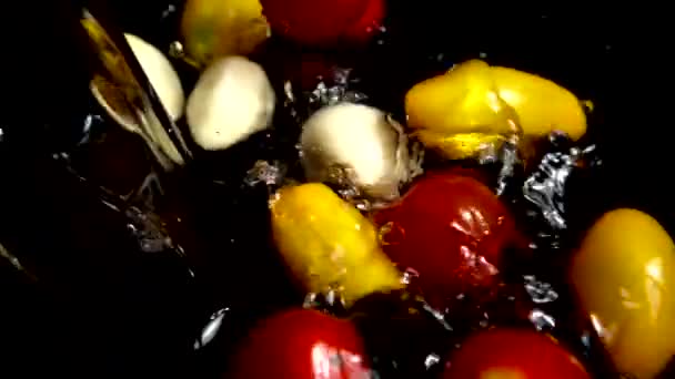 Caída Tomate Cereza Rojo Amarillo Ajo Agua Lavando Tomates Sobre — Vídeo de stock