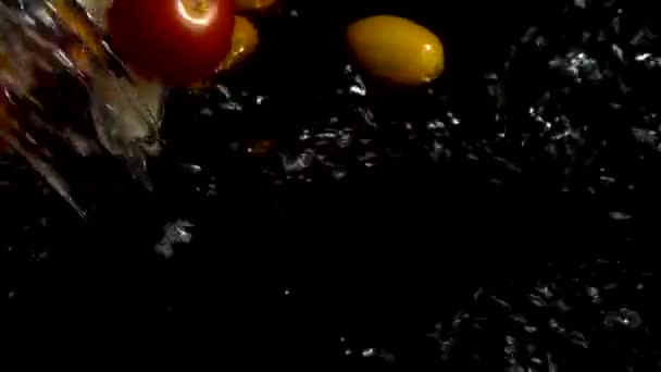 Tomate Cerise Rouge Jaune Ail Tombant Dans Eau Laver Les — Video