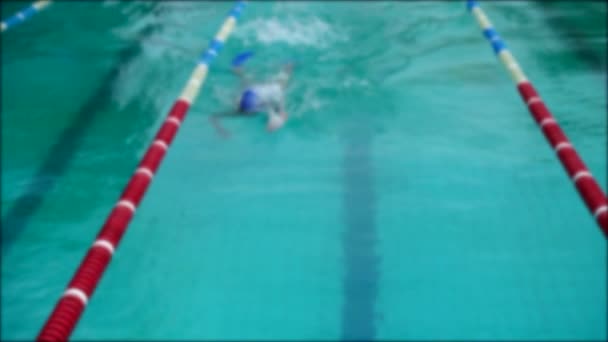 スイミングプールトレーニング 選手は水泳技術を練習する 集中できない スローモーション — ストック動画