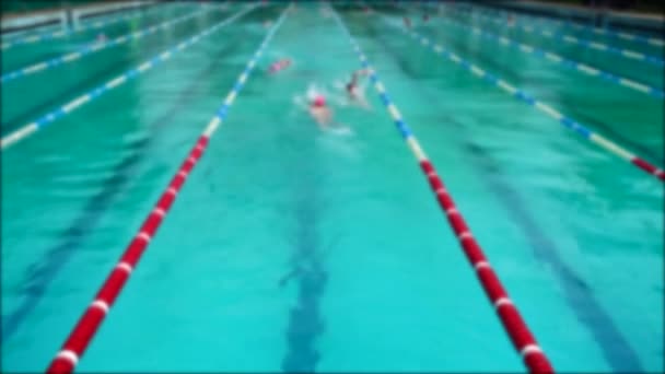 Εκπαίδευση Πισίνας Αθλητές Εξασκούνται Στην Τεχνική Κολύμβησης Εκτός Εστίασης — Αρχείο Βίντεο