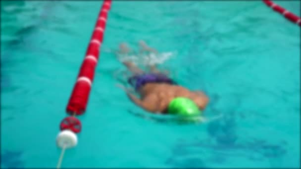 Allenamento Piscina Gli Atleti Praticano Tecnica Del Nuoto Sfocato Rallentatore — Video Stock