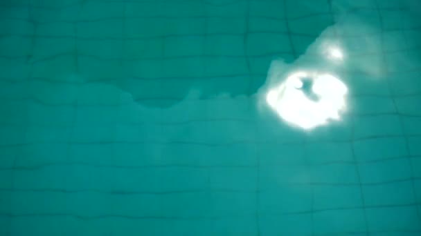 Havuz Suyu Dalgalar Güneşin Parlaklığının Yansıması — Stok video