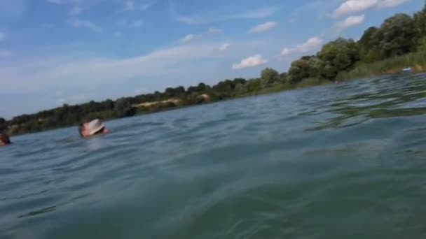 Mujer Nada Lago Verano — Vídeos de Stock