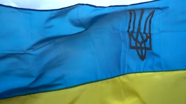 Ukrainas Flagga Mot Himlen Långsamma Rörelser — Stockvideo