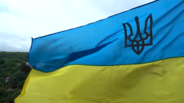 Ukrainas Flagga Mot Himlen Långsamma Rörelser — Stockvideo