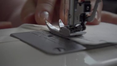 Dikiş makinesinin iğnesi iplik yapar..