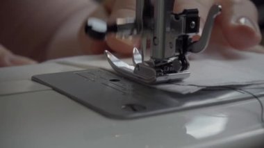 Dikiş makinesinin iğnesi iplik diker. İplik ve iğnenin yavaş çekim çerçevesi.