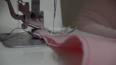 Dikiş makinesinin iğnesi iplik diker. İplik ve iğnenin yavaş çekim çerçevesi.