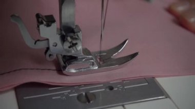 Dikiş makinesinin iğnesi iplik diker. İplik ve iğnenin yavaş çekim çerçevesi.