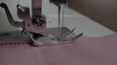 Dikiş makinesinin iğnesi iplik diker. İplik ve iğnenin yavaş çekim çerçevesi.