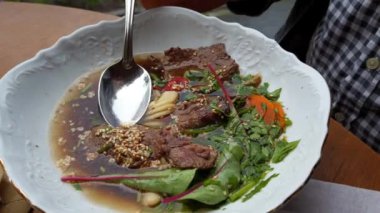 Bir adam restoranda çorba içer. Lokantada çekim..