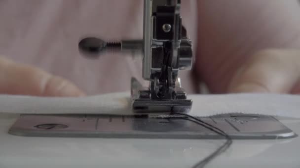 Швейная Машина Тканью Ниткой Крупным Планом — стоковое видео