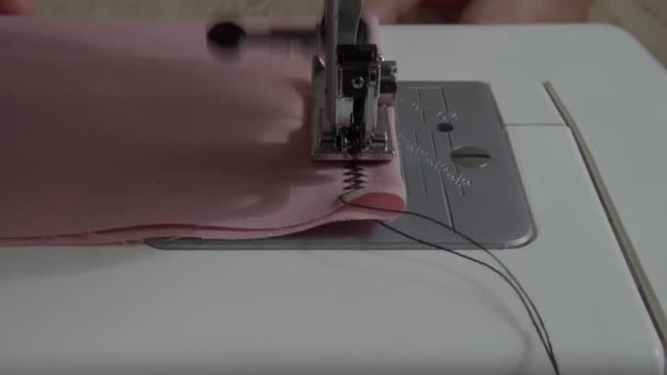 과실을 사용하는 재봉틀 봉합선 — 비디오