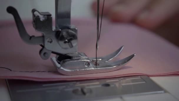 Aguja Una Máquina Coser Hace Una Puntada Hilo Marco Cámara — Vídeos de Stock