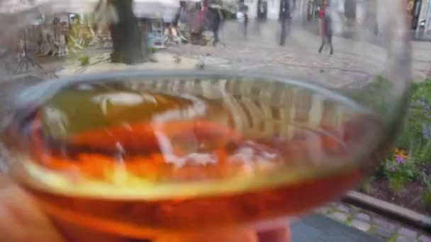 Ένα Ποτήρι Κονιάκ Μπροστά Μια Πολυσύχναστη Πλατεία Της Πόλης — Αρχείο Βίντεο