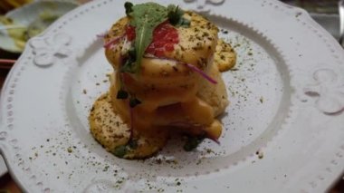 Büfede atıştırmalık bir şeyler var. Avokado, salata karışımı ve kırmızı havyarlı krep..