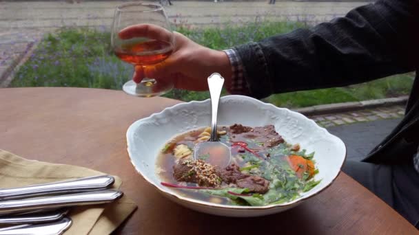 Bir Adam Restoranda Çorba Içer Konyak Içer — Stok video